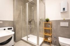 modernes Bad mit Dusche