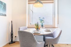 Essbereich mit Blick in den Innenhof