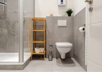 modernes Bad mit XXL Regendusche, Waschmaschine, helles Licht, Haartrockner, Hygieneartikel wie Shampoo und Duschgel