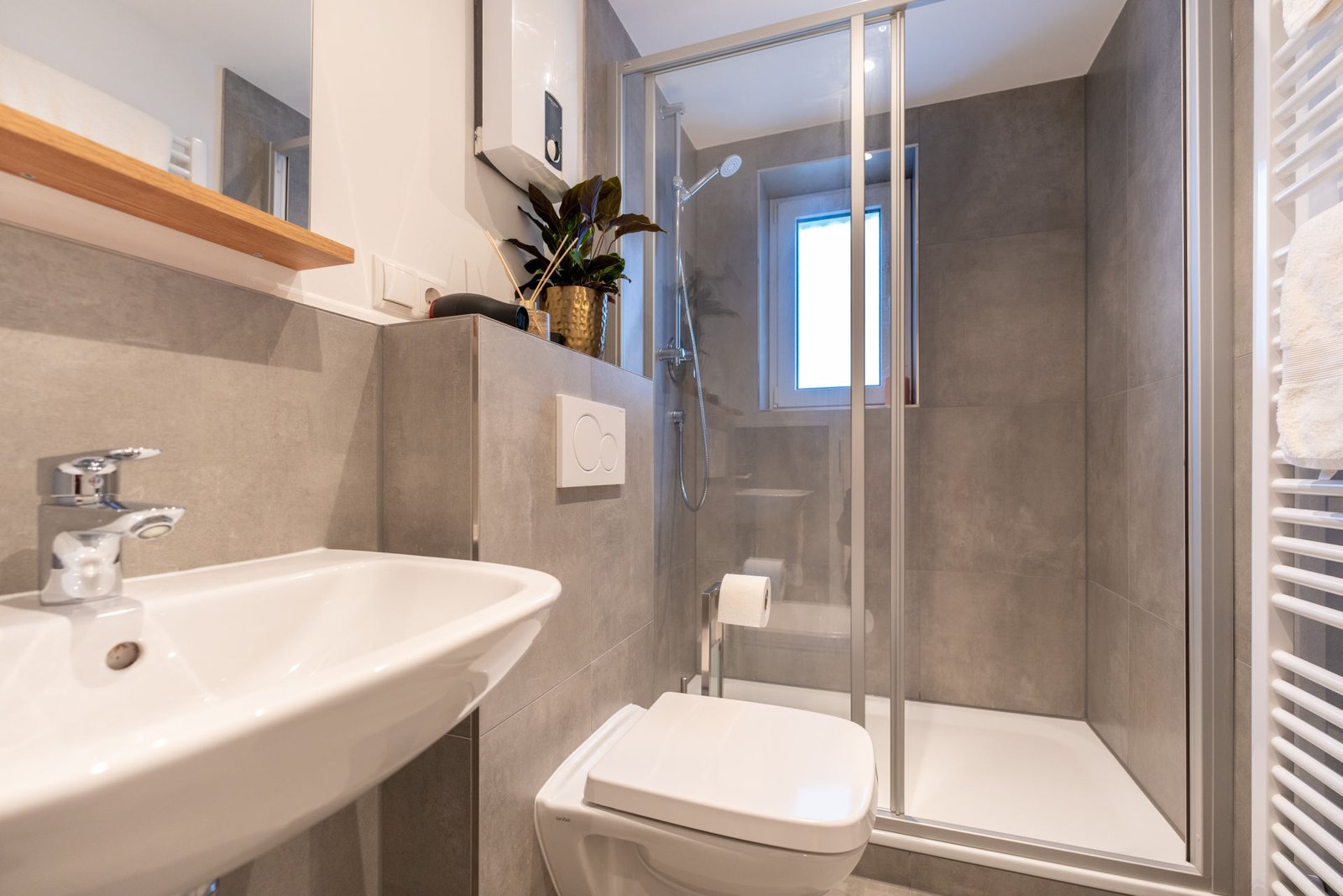 Dusche und Bad im Studio Augusta