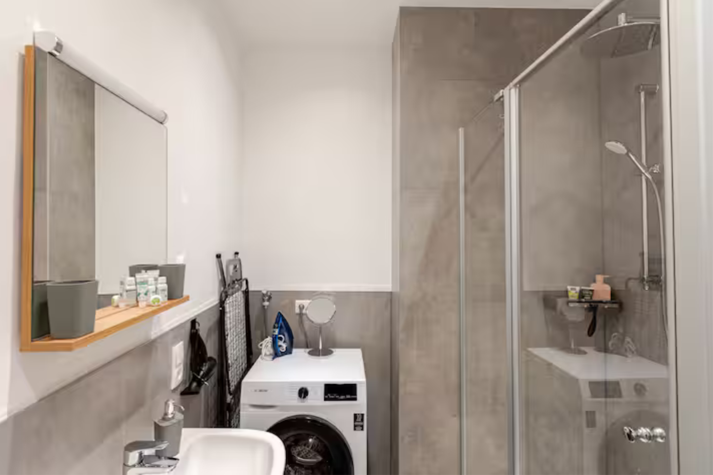 Badezimmer mit Waschmaschine