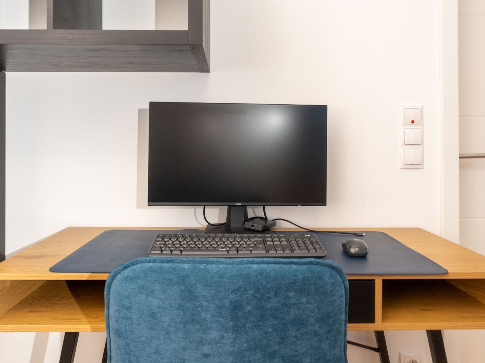 Arbeitsplatz mit Monitor, Tastatur und Maus im Studio Loreley