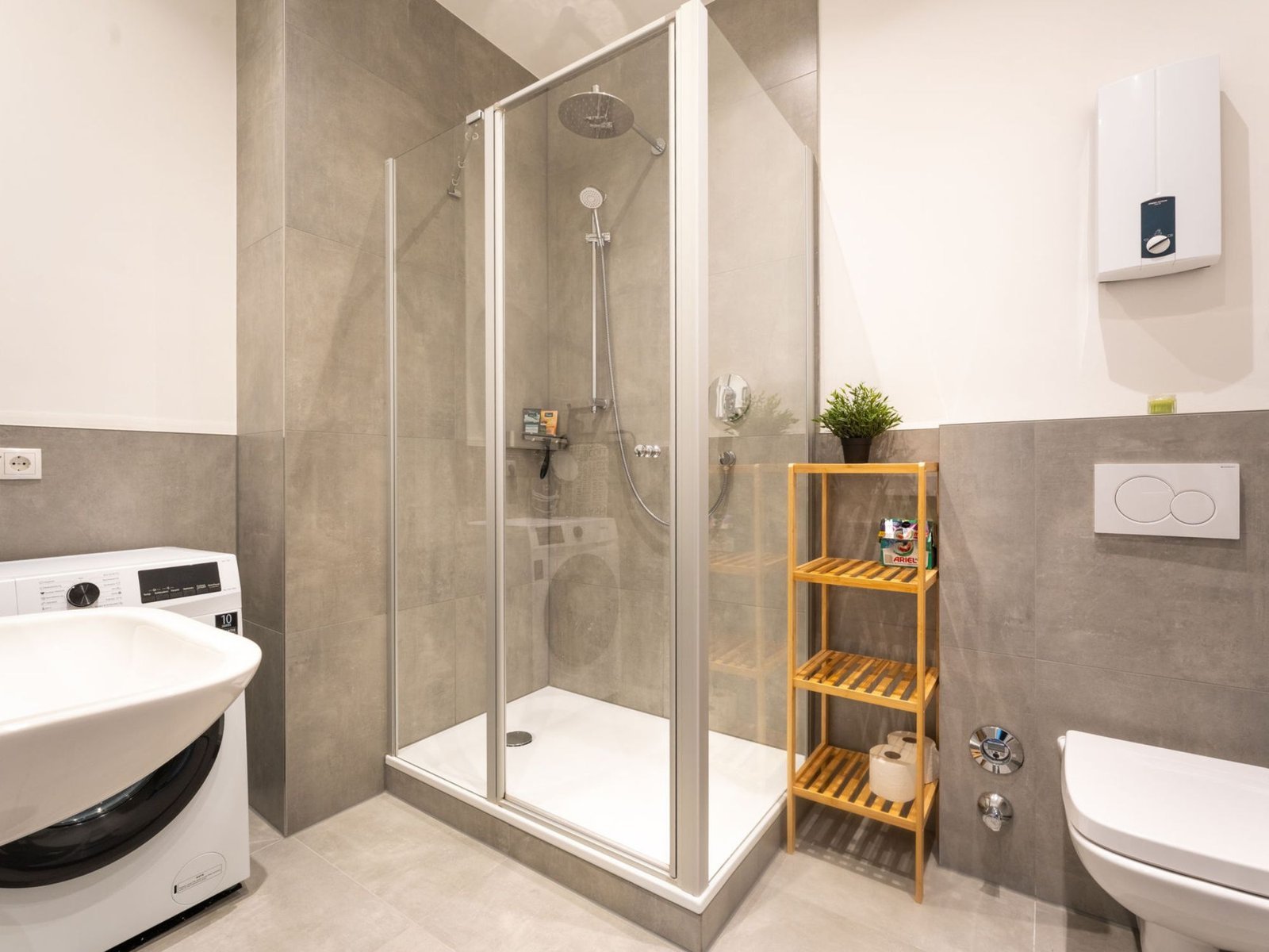 Badezimmer mit XL-Regendusche und Waschmaschine im Studio Loreley