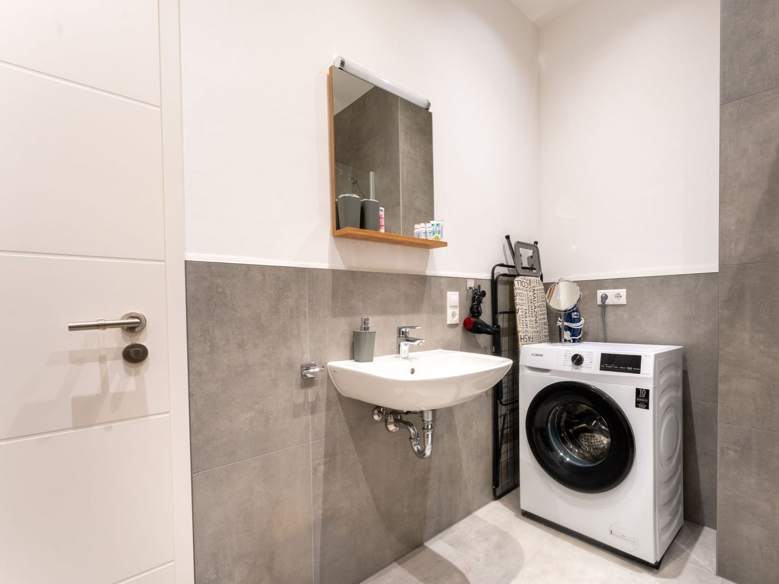Waschbereich mit Waschmaschine im Badezimmer des Studio Loreley