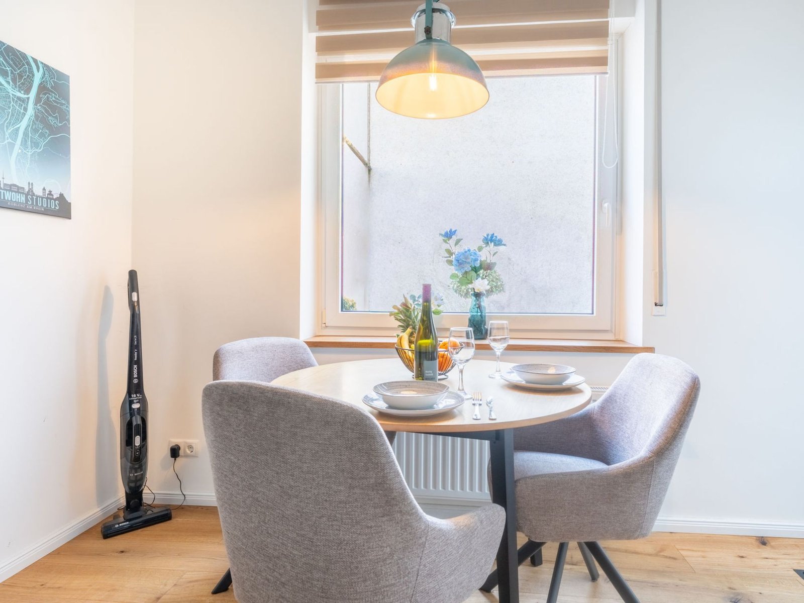 Essbereich mit Blick in den Innenhof im Studio Loreley
