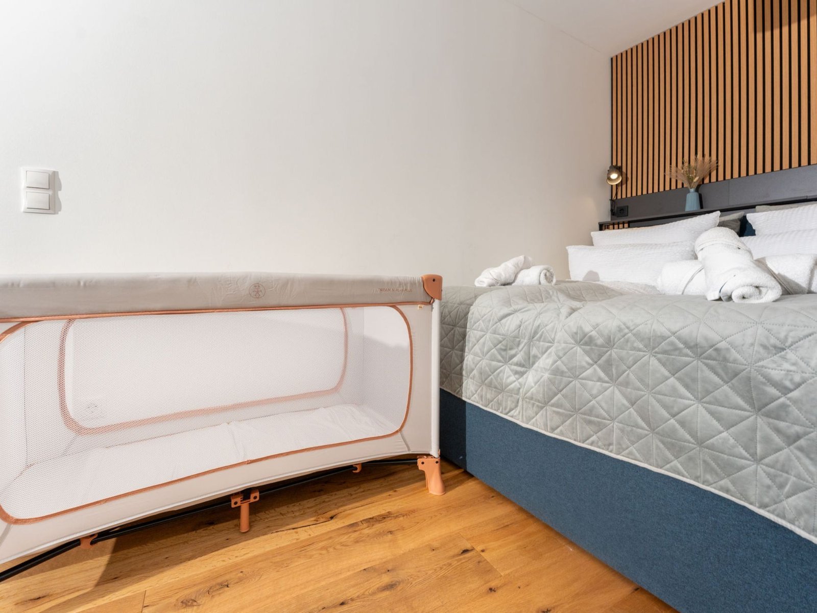 Schlafbereich mit Boxspringbett im Studio Loreley