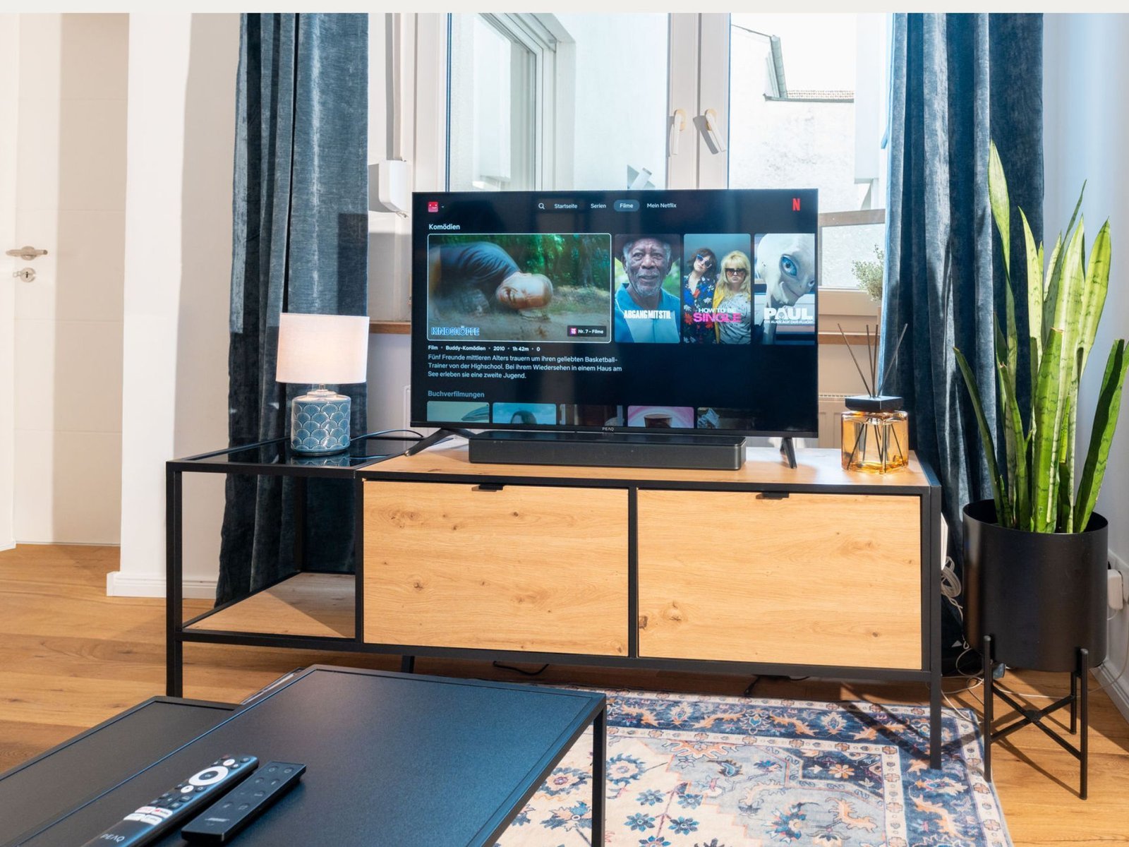 Wohnbereich mit Smart-TV im Studio Loreley in Koblenz