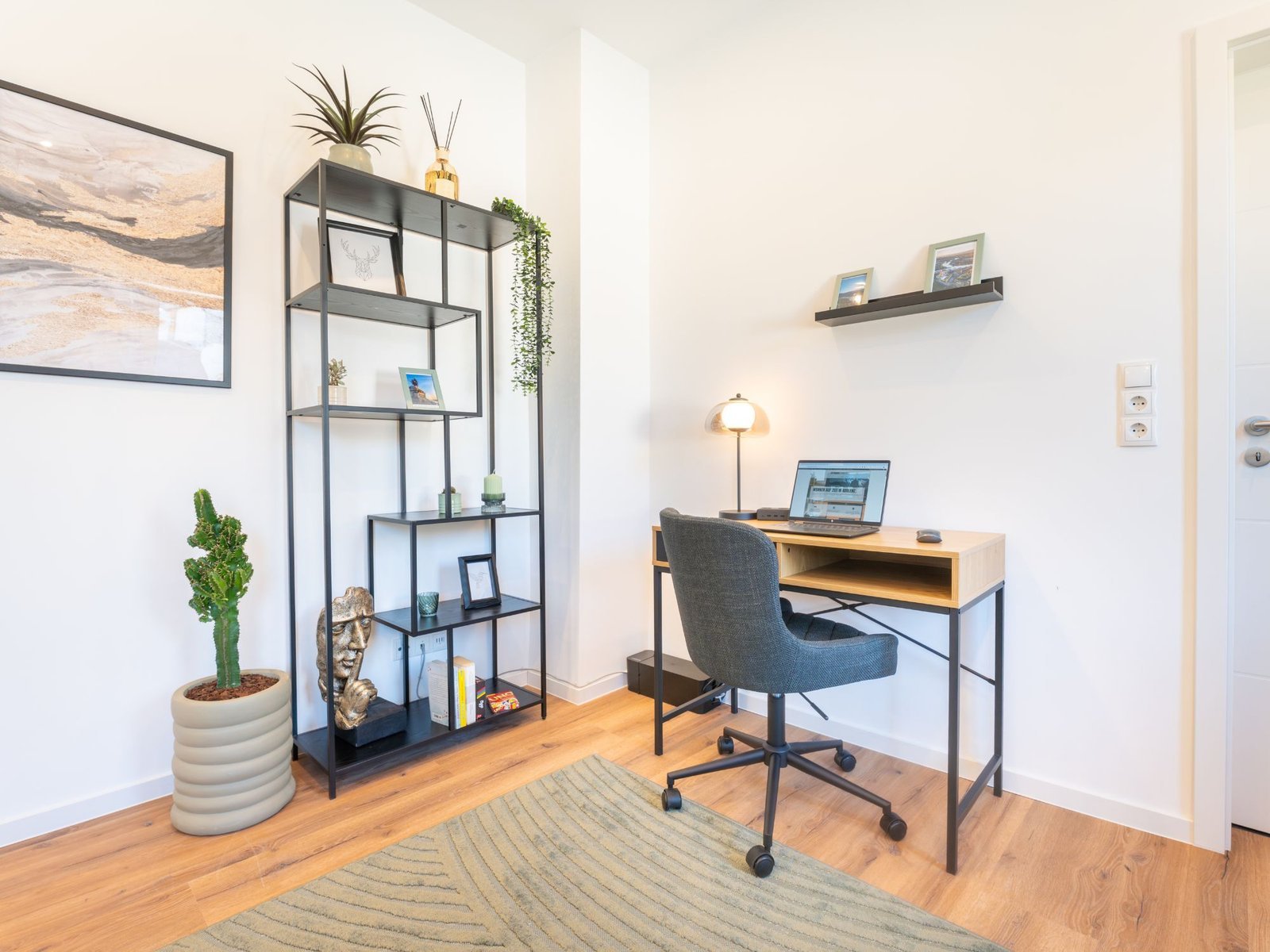 Fester Arbeitsplatz mit Schreibtisch, Lampe und Stuhl im Studio Mosella