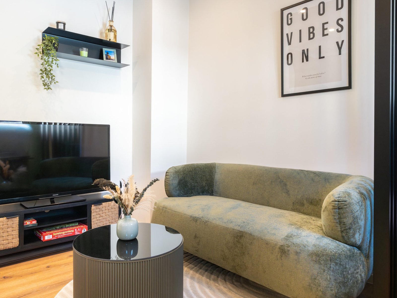 Grünes Sofa und Wohnbereich im Studio Rhena