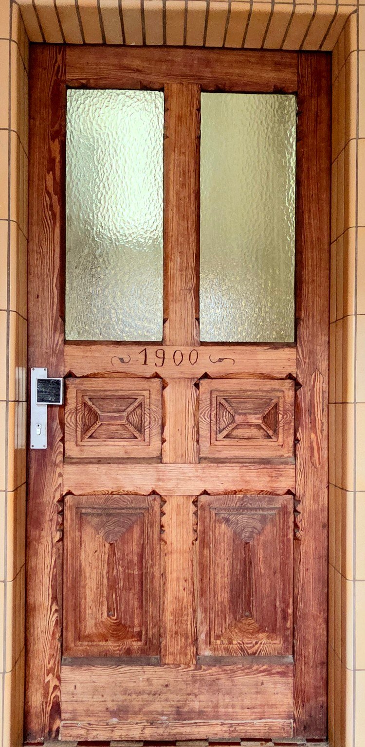 Historische Haustür mit der Jahreszahl 1900