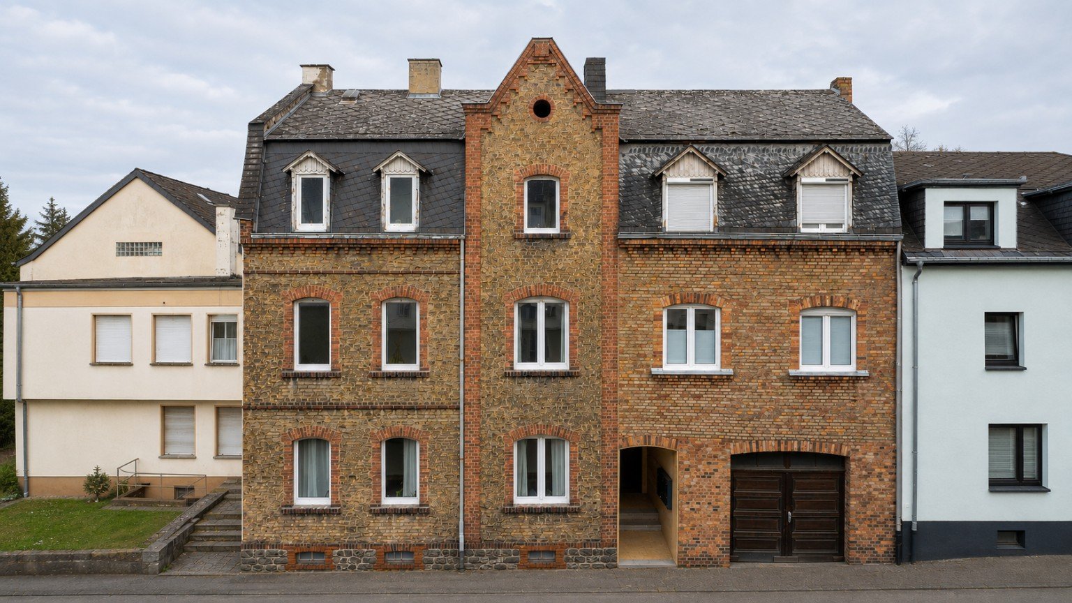 Helle frontale Außenansicht der Heddesdorfstraße 11 in Koblenz-Horchheim